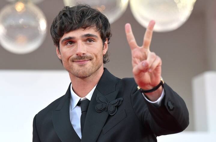 Jacob Elordi gives the peace sign at the Venice International Film Festival. Picture by EPA/Ettore Ferrari